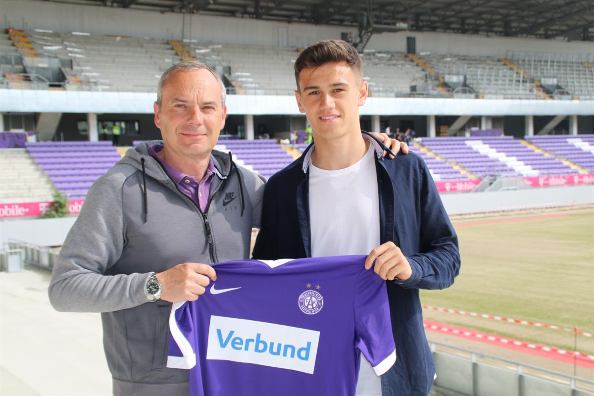 FK Austria Wien 201718, Esad Bejic unterschreibt seinen ersten Jungprofivertrag, gemeinsam mit Sportkoordinator Christian Peischl