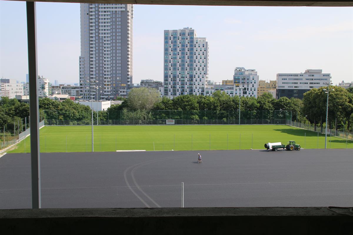 Die zwei neuen Trainingsplätze hinter der Nord-Tribüne sind beide mit einer Rasenheizung ausgestattet. Der Kunstrasenplatz (vorne) wird gerade finalisiert.