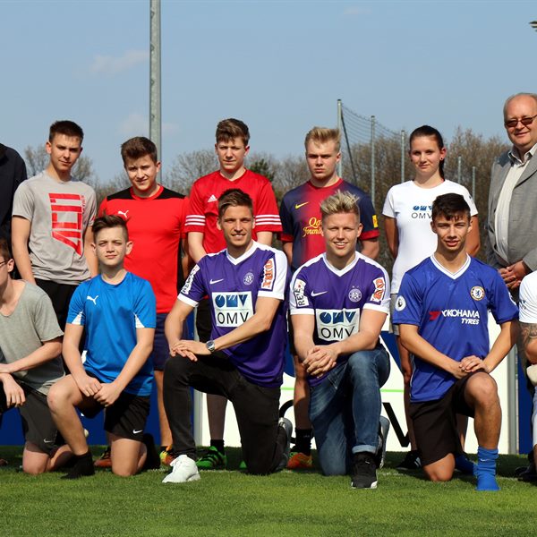 OMV Lehrlinge, Patrick Pentz und Jens Stryger Larsen (beide FK AUSTRIA WIEN) in der Akademie des Vereins