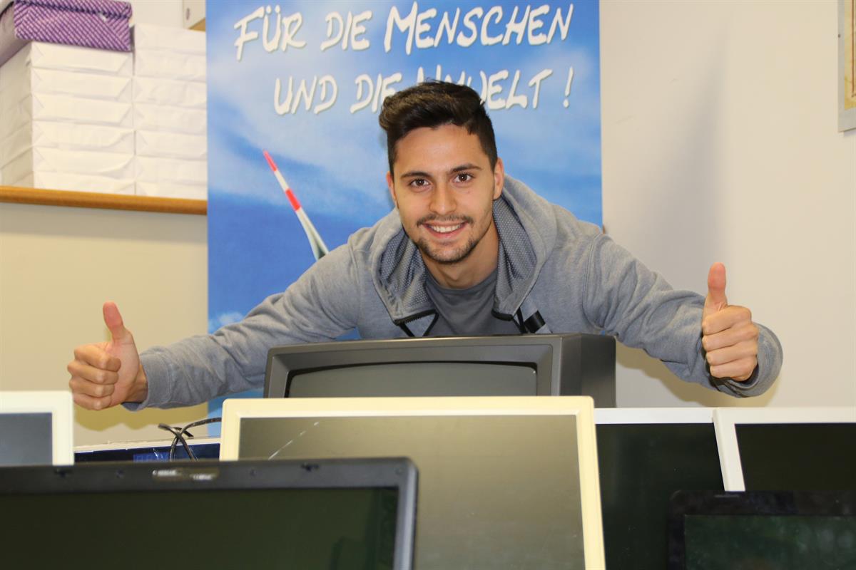Tarkan Serbest mit Bildschirmen