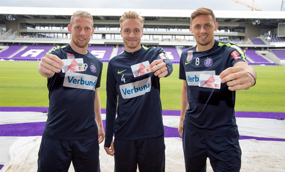 Schnelleres Bezahlen, kürzere Wartezeiten: An den Stadion-Kiosken kontaktlos mit der eigenen Kredit- und Bankomatkarte bezahlen.