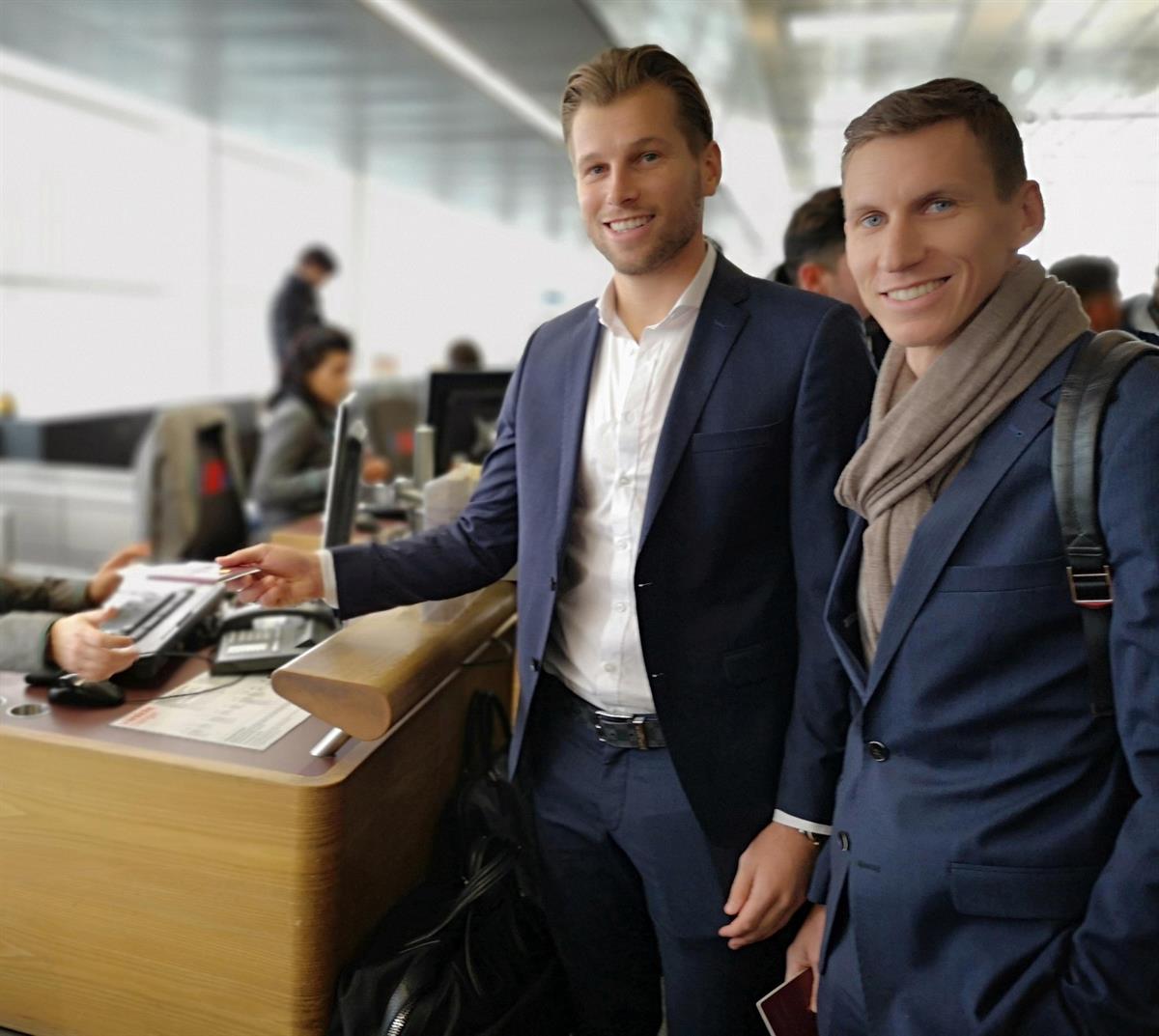Grünwald und Klein beim Check-In
