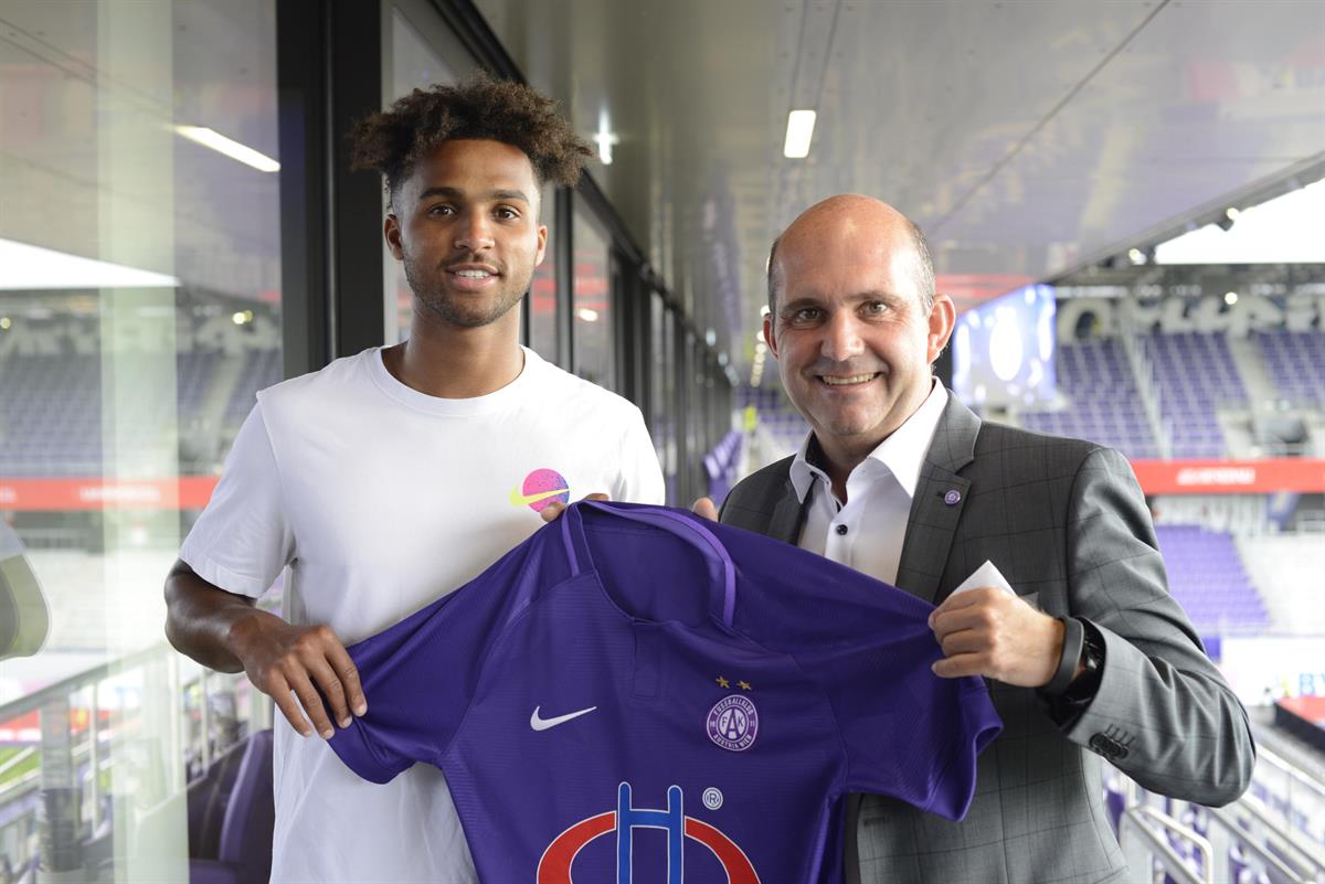 Erik Palmer-Brown und Sportdirektor Ralf Muhr