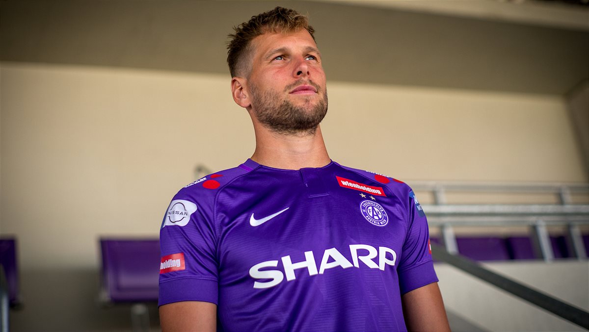 Alex Grünwald in einem Cup-Trikot mit SHARP auf Brust
