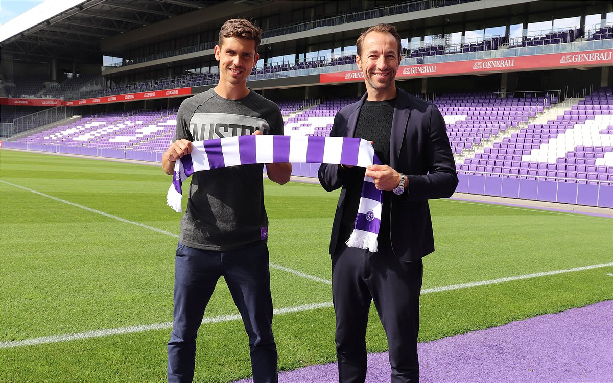 Lukas Wedl mit Sportdirektor Manuel Ortlechner