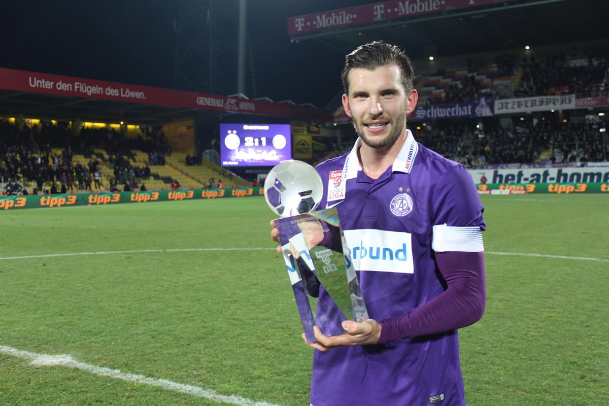 Alex Gorgon mit Herbstmeister-Pokal