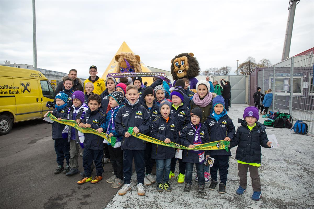 Kinder beim Violetten Klassenausflug