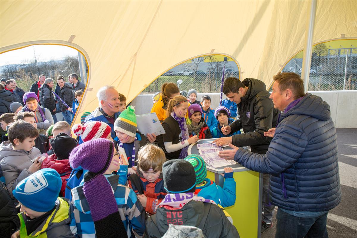 Violetter Klassenausflug beim letzten Heimspiel gegen Mattersburg