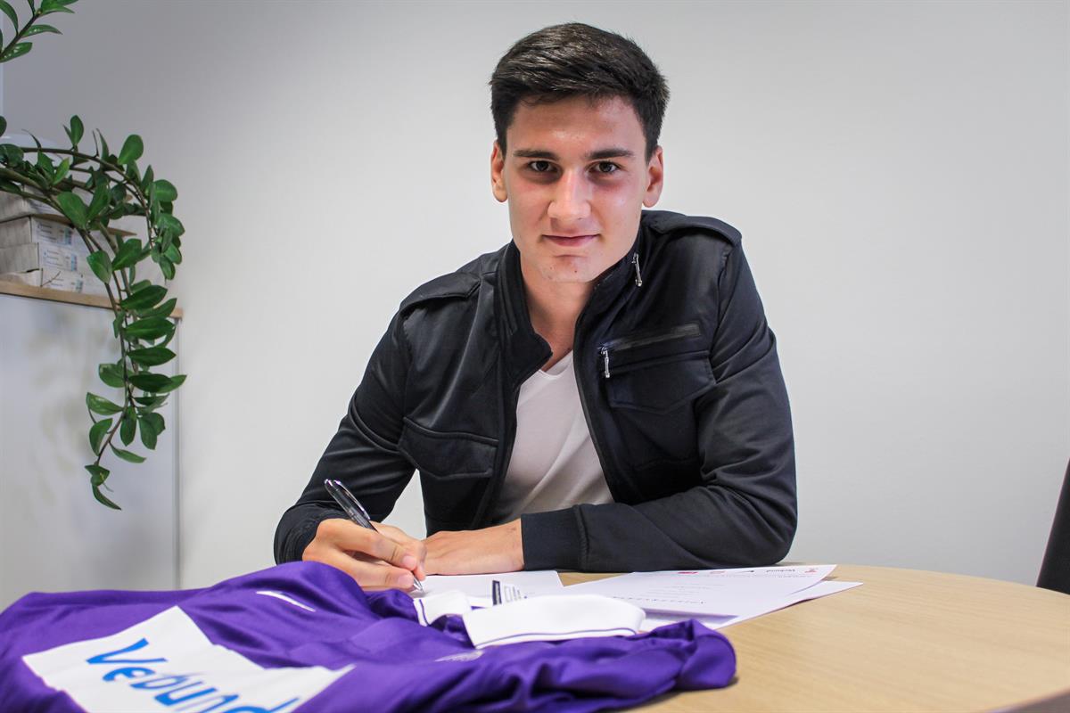 Alexandar Borkovic bei der Unterschrift