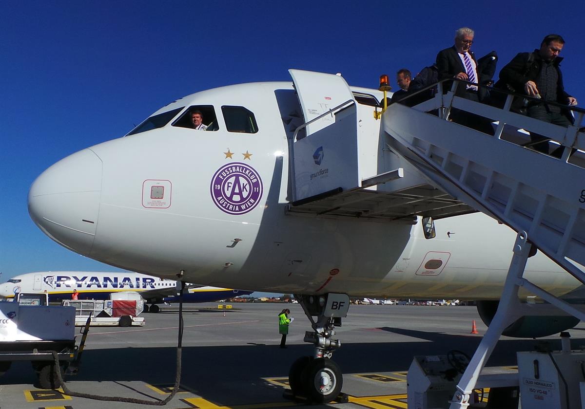 Austria(n)-Flugzeug - honorarfrei verwendbar